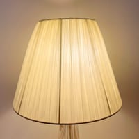 Image 6 of 2 - Pied de lampe à poser signé Daum, cristal, avec abat-jour plissé ruban, années 50 - 60
