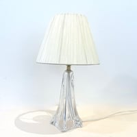 Image 1 of 2 - Pied de lampe à poser signé Daum, cristal, avec abat-jour plissé ruban, années 50 - 60