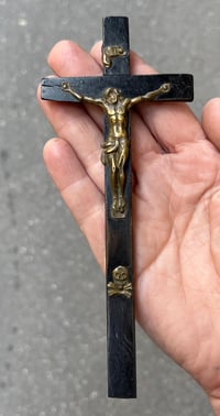 Image 9 of Crucifix ancien XIXe en bois noirci et laiton 