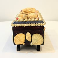 Image 6 of Grand coffret vintage 1930–1940 en bois et coquillages – Boîte à bijoux décorative 
