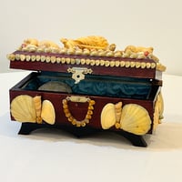 Image 1 of Grand coffret vintage 1930–1940 en bois et coquillages – Boîte à bijoux décorative 