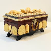 Image 2 of Grand coffret vintage 1930–1940 en bois et coquillages – Boîte à bijoux décorative 