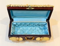 Image 3 of Grand coffret vintage 1930–1940 en bois et coquillages – Boîte à bijoux décorative 