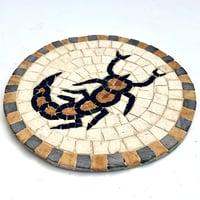 Image 2 of Plaque murale vintage en mosaïque style romain antique - Scorpion 