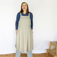 Image 5 of Pleated Linen Apron for Artists with Cross Back Straps and 3 pockets. No25:2