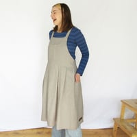 Image 4 of Pleated Linen Apron for Artists with Cross Back Straps and 3 pockets. No25:2
