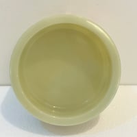 Image 5 of Grande boîte vintage en pierre d'onyx vert et fleurs en nacre incrustées – Années 70