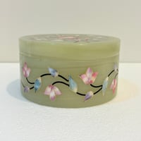 Image 3 of Grande boîte vintage en pierre d'onyx vert et fleurs en nacre incrustées – Années 70