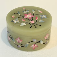 Image 1 of Grande boîte vintage en pierre d'onyx vert et fleurs en nacre incrustées – Années 70