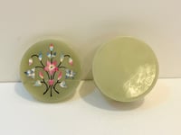 Image 7 of Grande boîte vintage en pierre d'onyx vert et fleurs en nacre incrustées – Années 70