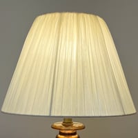 Image 4 of lampe boudoir Art Déco – verre rosaline taillé, années 1930 – abat-jour plissé ruban