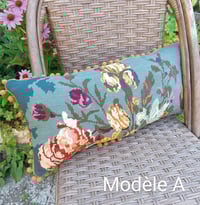 Image 3 of Coussin en canevas vintage fleuri
