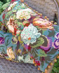 Image 6 of Coussin en canevas vintage fleuri