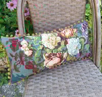 Image 4 of Coussin en canevas vintage fleuri