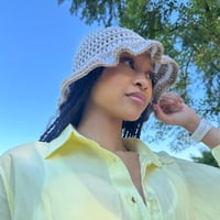 Chapeau beige et blanc