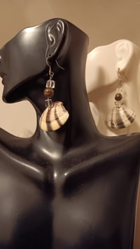 Image 4 of STRIPED SHELL EARRINGS WITH SWAROVSKI CUBES AND TIGER EYE BEADS