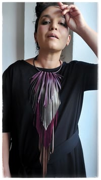 Image 9 of Collana in pelle artigianale CROW KING - Bordeaux