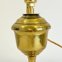 Image 8 of Ancienne lampe à pétrole en cuivre doré  avec globe verre moulé à facettes diamant