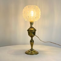 Image 2 of Ancienne lampe à pétrole en cuivre doré  avec globe verre moulé à facettes diamant