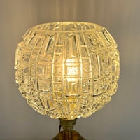 Image 3 of Ancienne lampe à pétrole en cuivre doré  avec globe verre moulé à facettes diamant