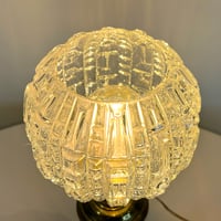 Image 4 of Ancienne lampe à pétrole en cuivre doré  avec globe verre moulé à facettes diamant