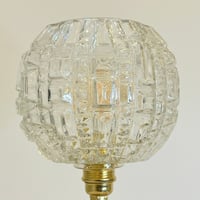 Image 5 of Ancienne lampe à pétrole en cuivre doré  avec globe verre moulé à facettes diamant