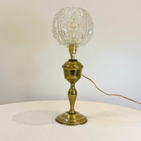 Image 1 of Ancienne lampe à pétrole en cuivre doré  avec globe verre moulé à facettes diamant