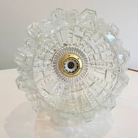 Image 6 of Ancienne lampe à pétrole en cuivre doré  avec globe verre moulé à facettes diamant