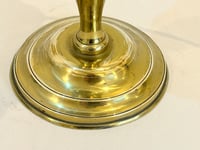 Image 9 of Ancienne lampe à pétrole en cuivre doré  avec globe verre moulé à facettes diamant