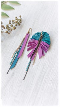 Image 1 of Maxi orecchini pendenti in pelle PEACOCK ASYM - SmeraldiPorpora 