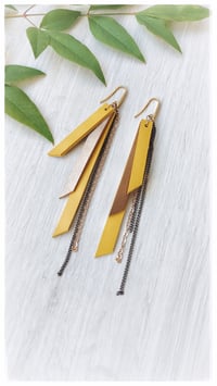Image 2 of Orecchini pendenti in pelle NINFA - GialloBronzo