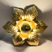 Image 2 of Applique murale fleur en métal doré à la feuille Masca 1970 1980 Hollywood Regency