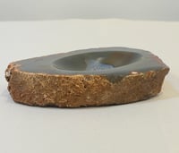 Image 7 of Copy of Vide-poche en tranche d'agate cristal bleu - marron - vintage 1960 cendrier 