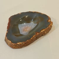 Image 2 of Copy of Vide-poche en tranche d'agate cristal bleu - marron - vintage 1960 cendrier 