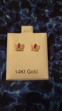 Crown stud earrings 