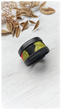 Image 5 of Bracciale bangle artigianale in pelle ESSENTIAL MEDIUM- Red Eden