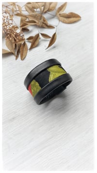 Image 7 of Bracciale bangle artigianale in pelle ESSENTIAL MEDIUM- Red Eden