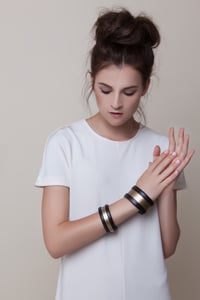 Image 2 of Bracciale bangle artigianale in pelle ESSENTIAL MEDIUM- Red Eden