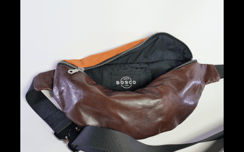 Image of BOSCO PARIS – Sac banane en cuir et daim bi-matiere brun & saumon