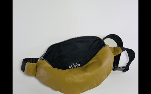 Image of BOSCO PARIS – Sac banane en cuir d’agneau vert olive et bleu 
