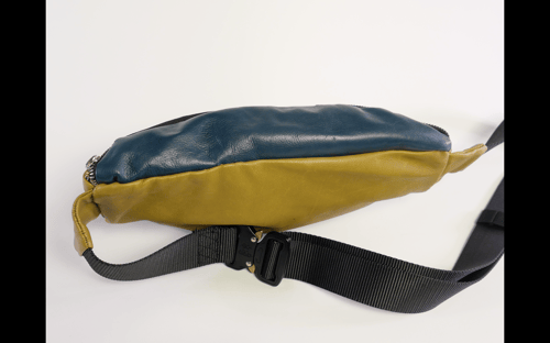 Image of BOSCO PARIS – Sac banane en cuir d’agneau vert olive et bleu 