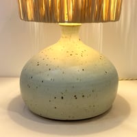 Image 4 of Lampe boule en grès céramique gris perle pyrité - vintage 1970s - Abat-jour en raphia