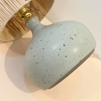 Image 9 of Lampe boule en grès céramique gris perle pyrité - vintage 1970s - Abat-jour en raphia