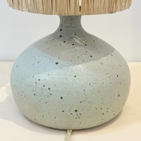 Image 6 of Lampe boule en grès céramique gris perle pyrité - vintage 1970s - Abat-jour en raphia
