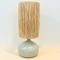 Image 1 of Lampe boule en grès céramique gris perle pyrité - vintage 1970s - Abat-jour en raphia