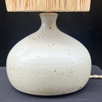 Image 7 of Lampe boule en grès céramique gris perle pyrité - vintage 1970s - Abat-jour en raphia