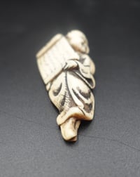 Image 3 of Japan, mid-Edo era - Netsuke of a man holding a scroll