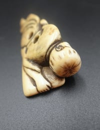 Image 4 of Japan, mid-Edo era - Netsuke of a man holding a scroll