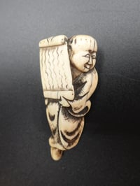 Image 1 of Japan, mid-Edo era - Netsuke of a man holding a scroll