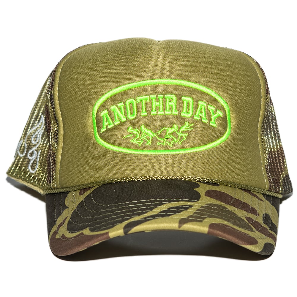 SKULLY DESERT CAMO TRUCKER